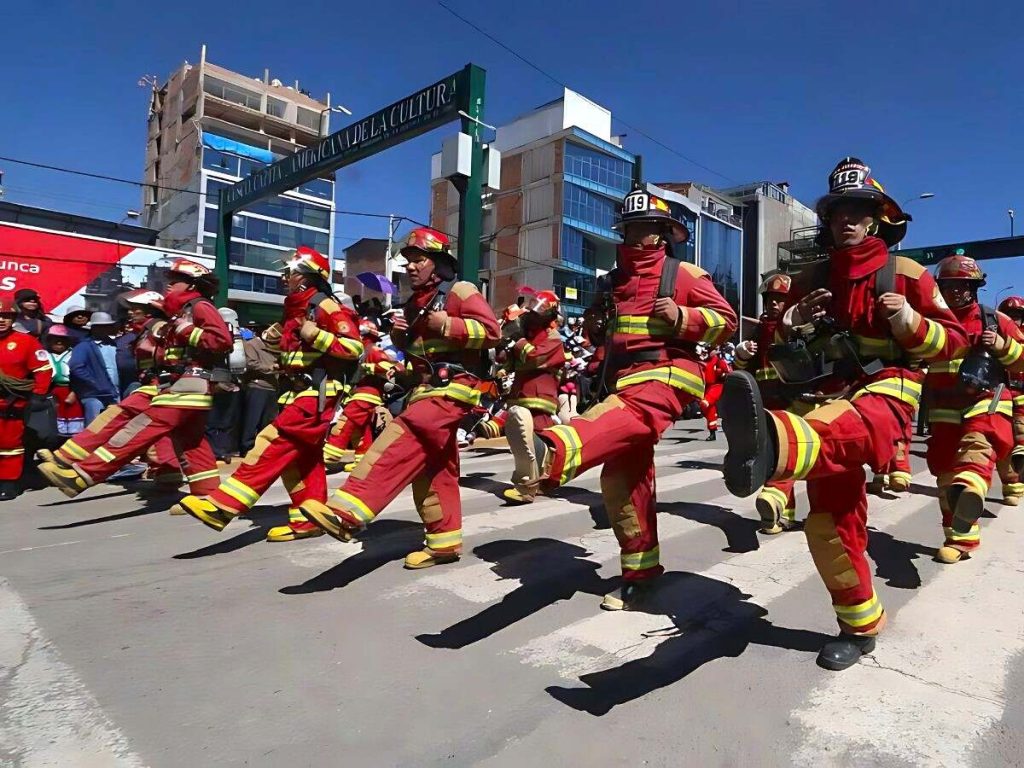 Desfile de la compañía de bomberos en Cusco