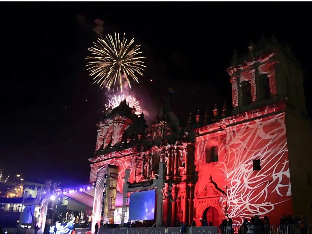 noche de luces y sonido en la plaza principal del Cusco