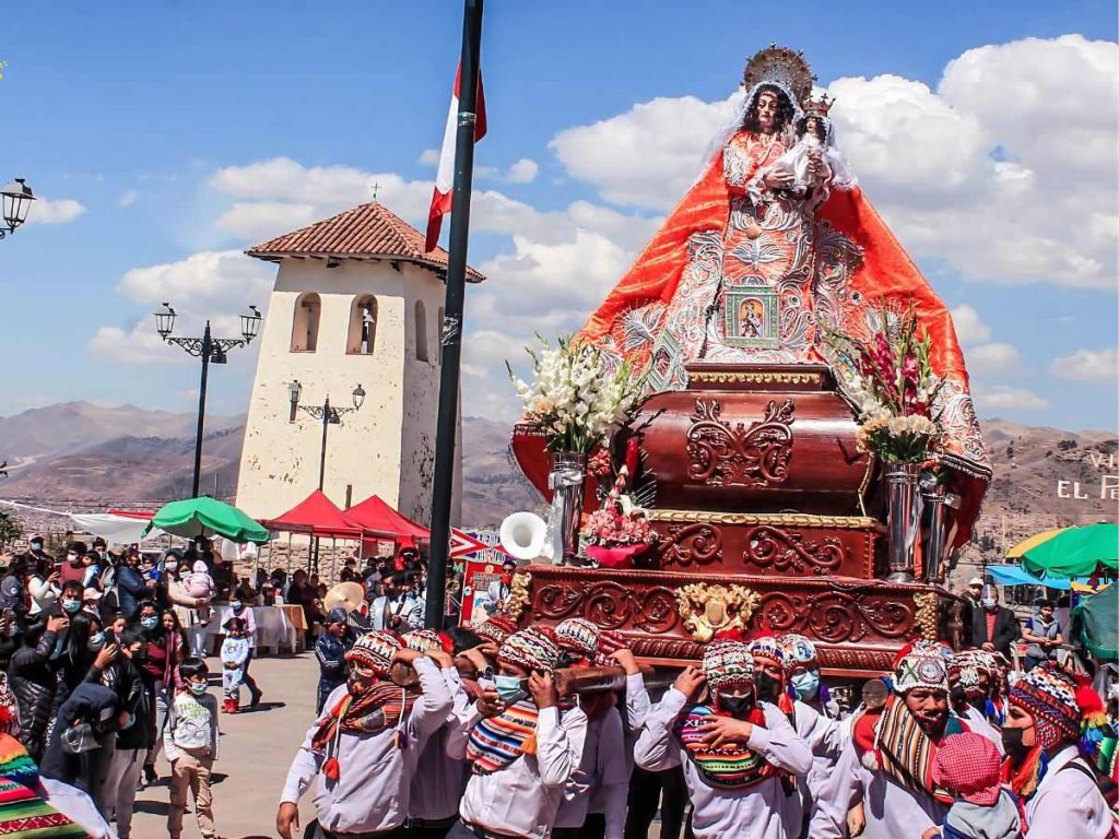Santa Ana heading to the cathedral of Cuzco