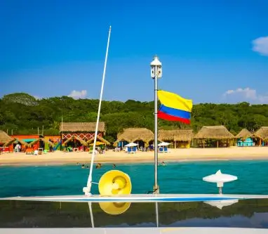 vista de la bandera de cartagena y sus playas de la isla de rosario