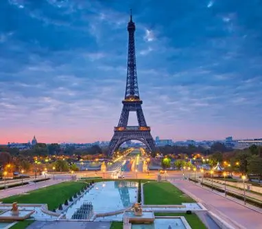 vista por la tarde de la torre eiffel