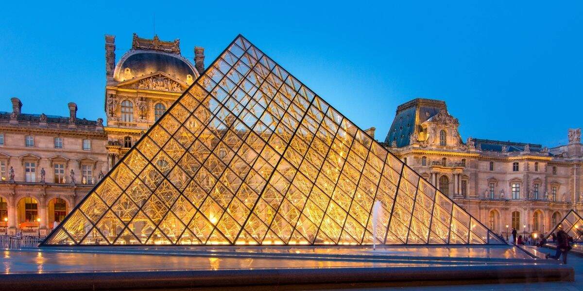 la piramide del museo de Louvre en paris