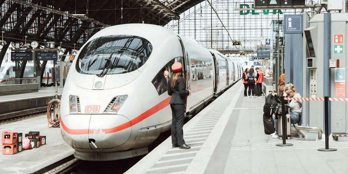 Vista de tren bala en reocrrido de madrid a barcelona