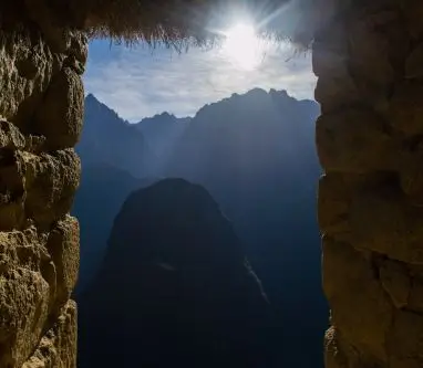 amanecer en la ciudad inca de machupicchu