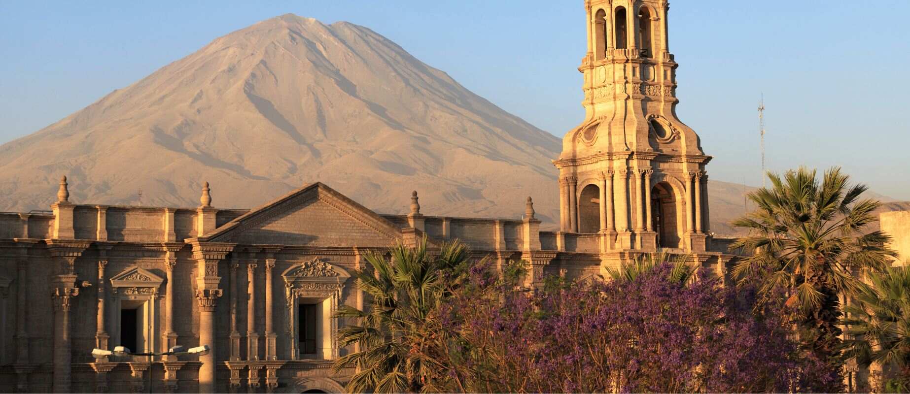 vista del volcan misti por la plaza principal de arequipa