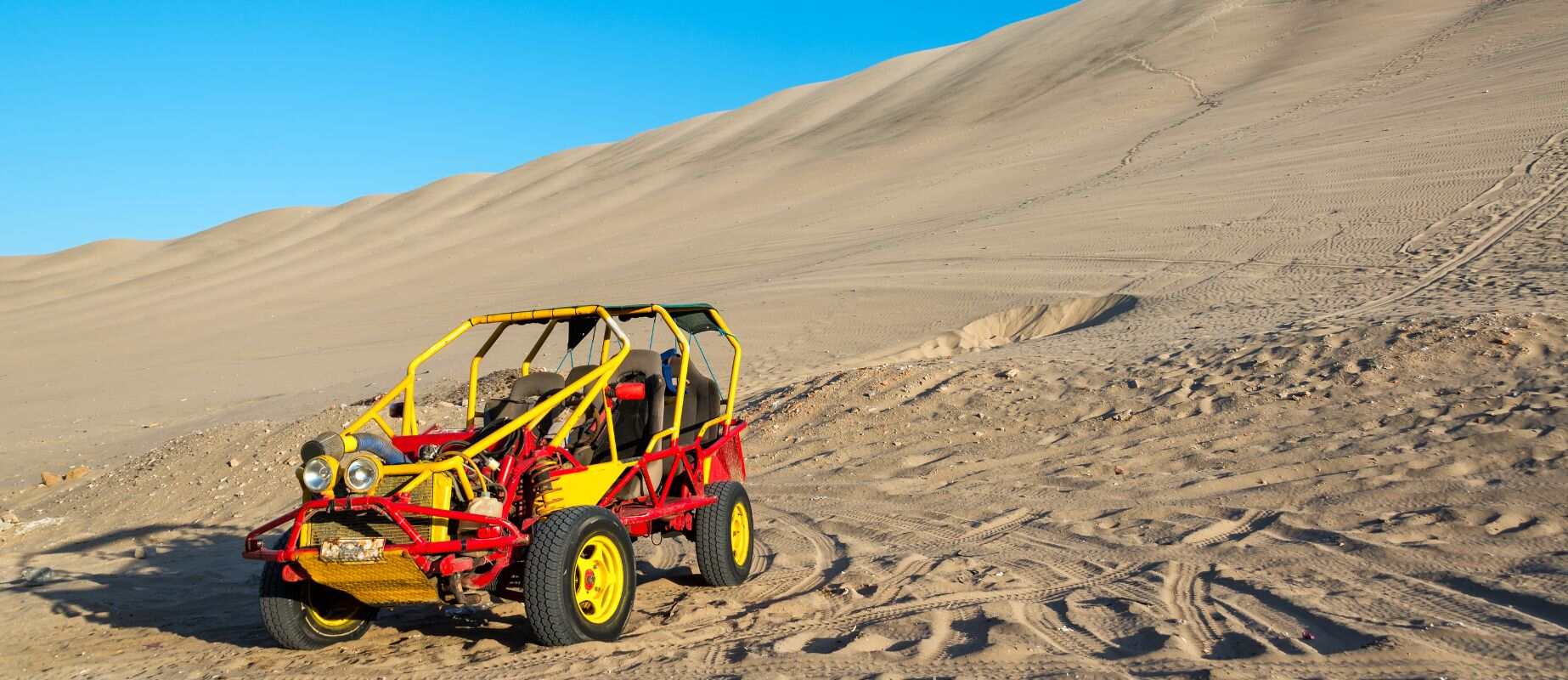 buggy en el oasis de huacachina