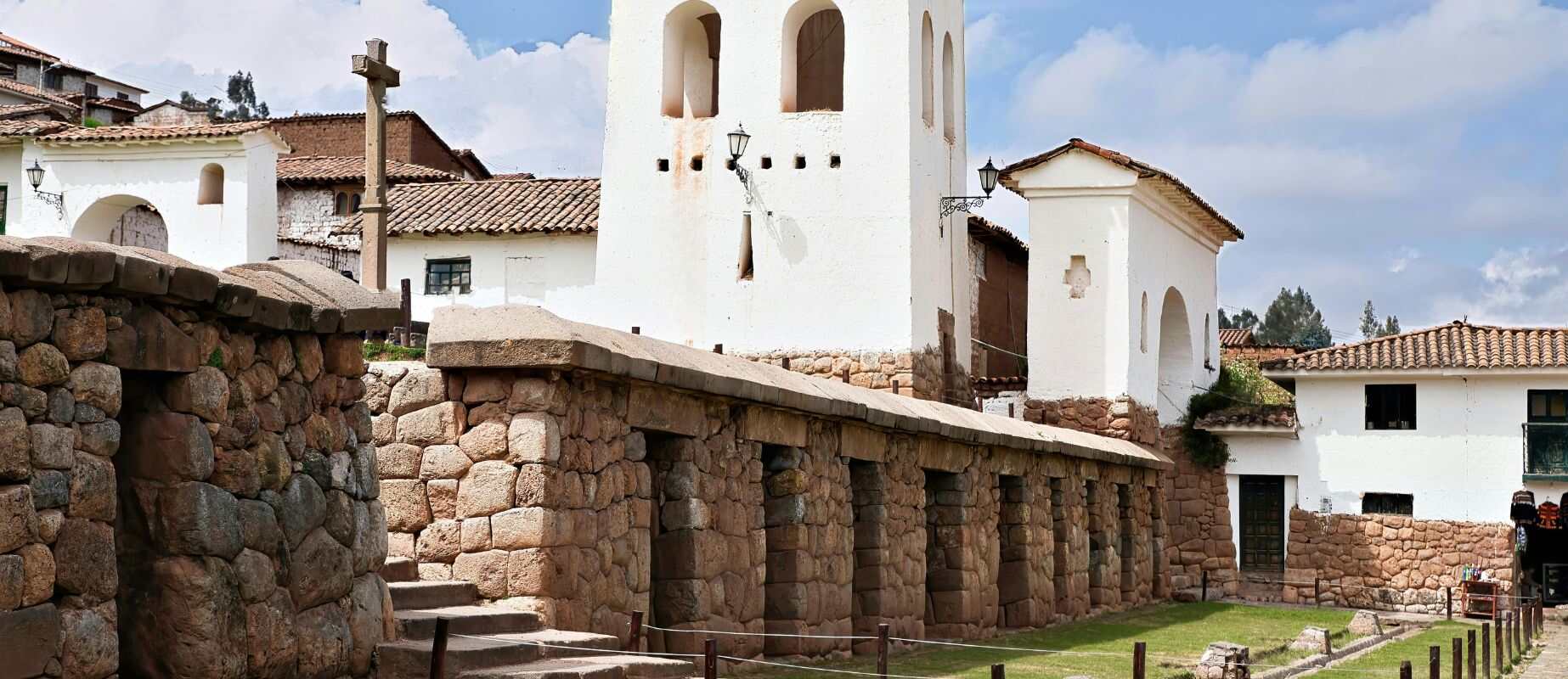 recorrido por el complejo arqueologico de chinchero