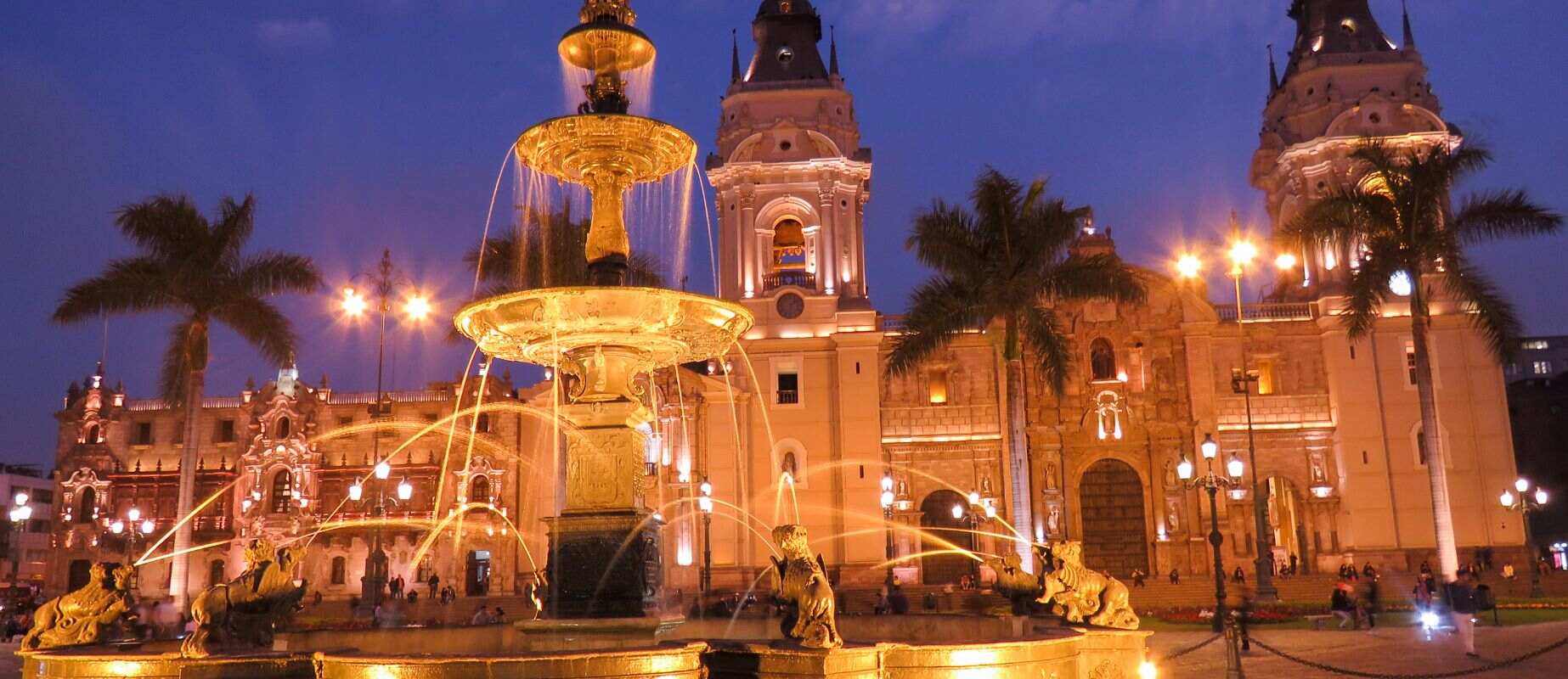vista de la plaza principal de lima al anochecer