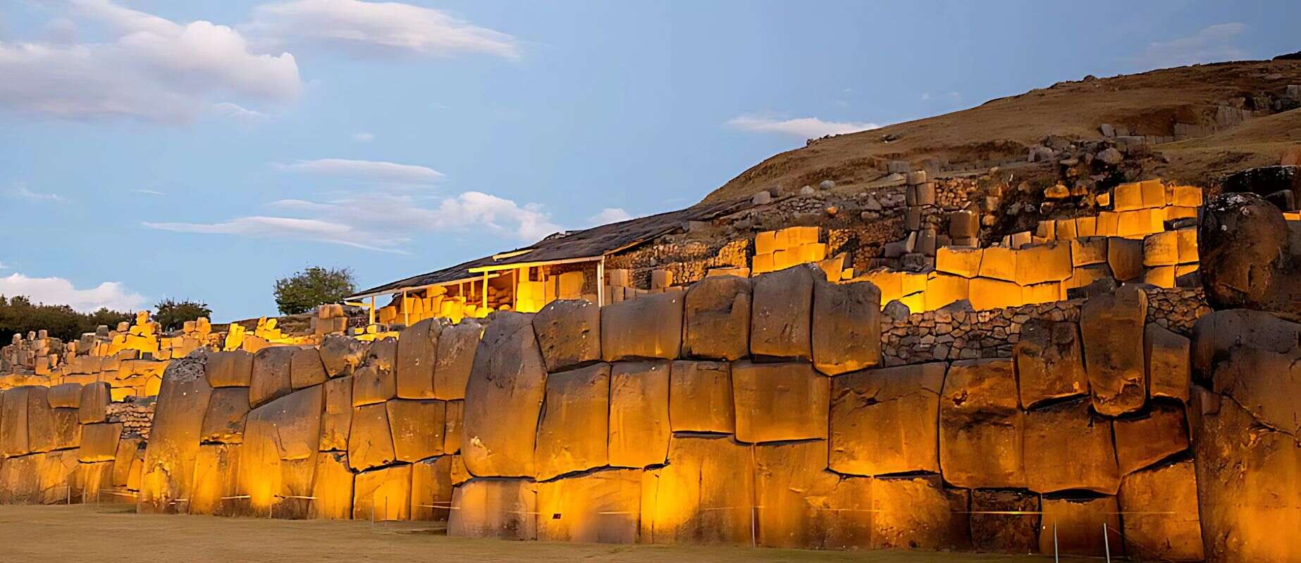 vista de sacsayhuaman al anochecer