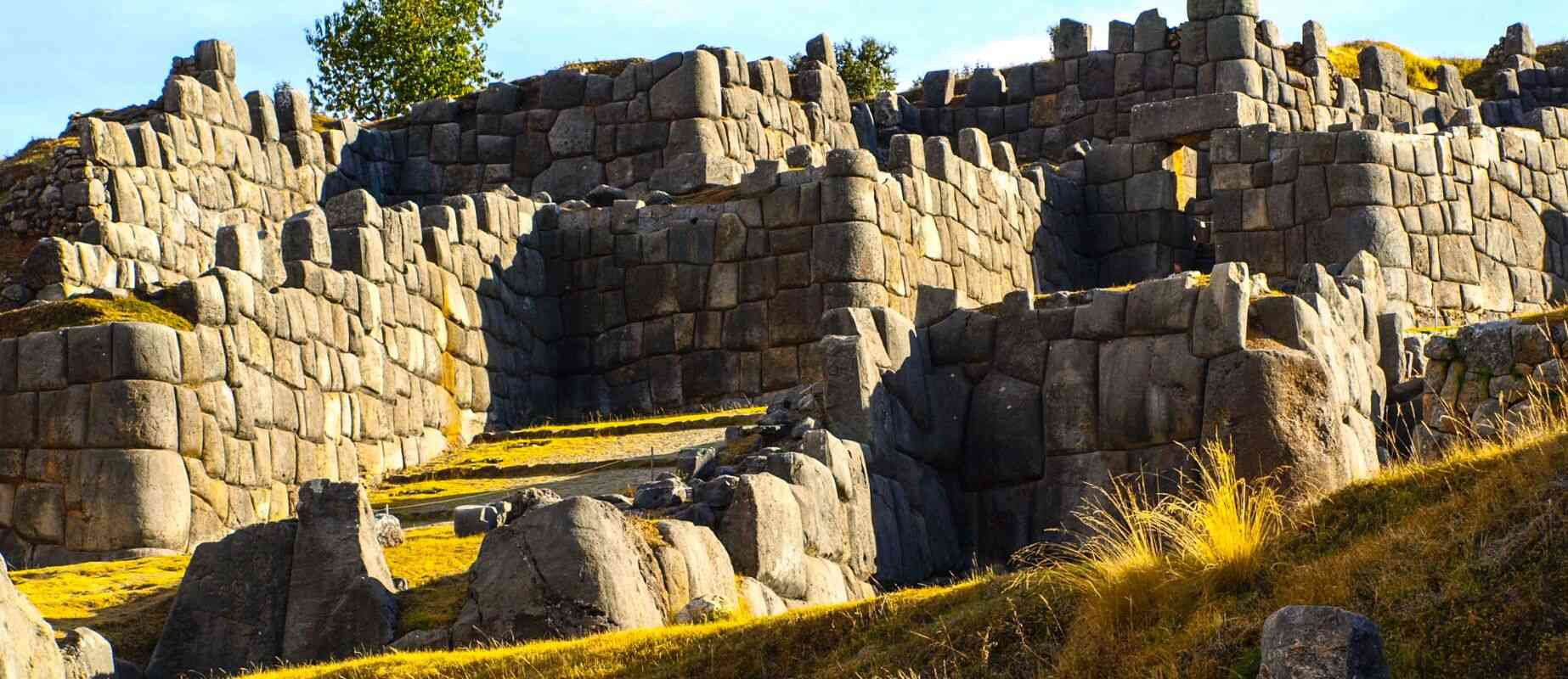 recorrido por la fortaleza inca de Sacsayhuamán