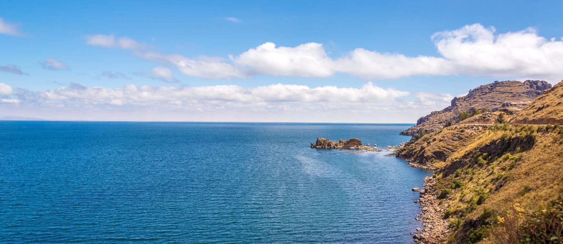 zona de costa en el lago titicaca